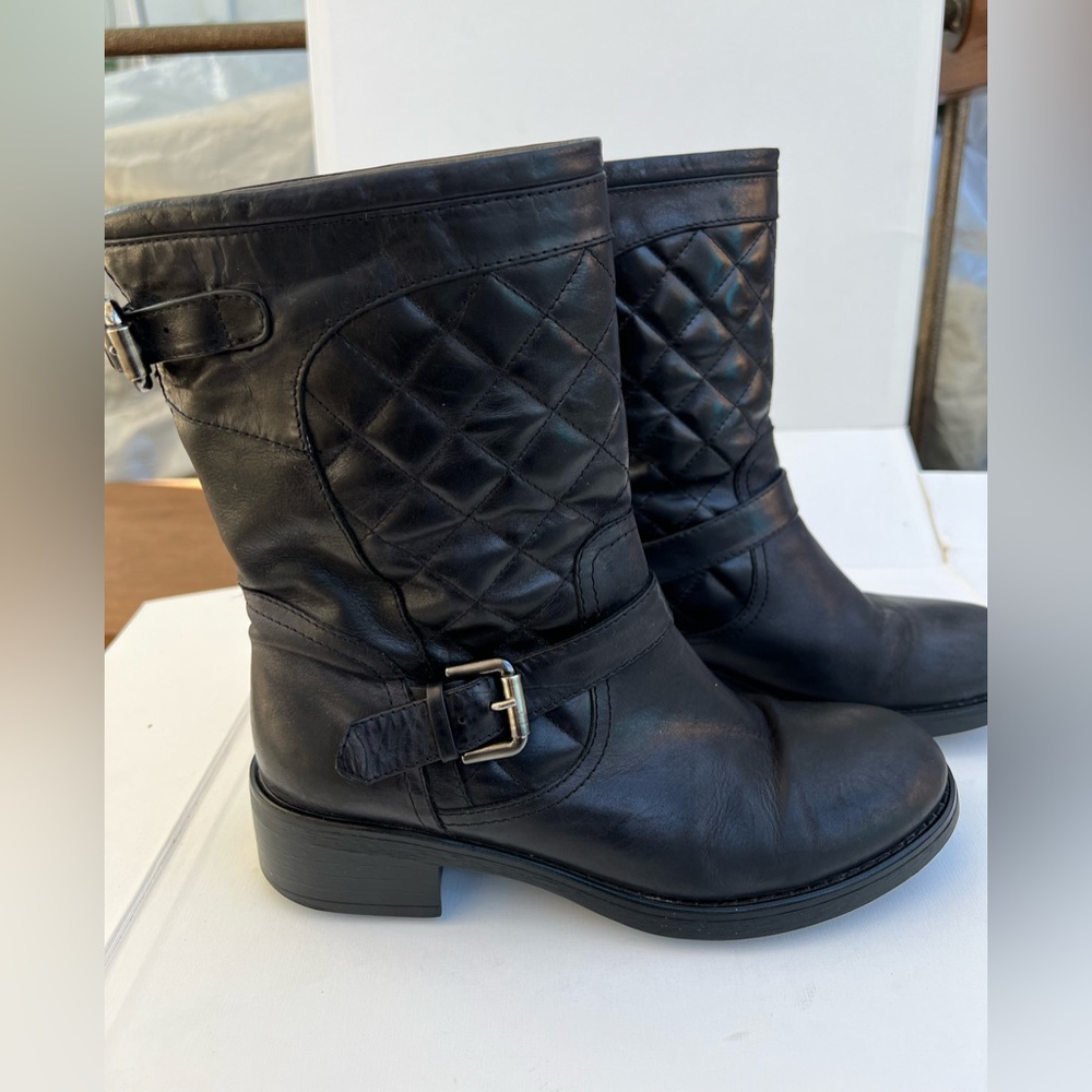 Aquatalia boots black been use but still a lot of life. - Picture 2 of 6